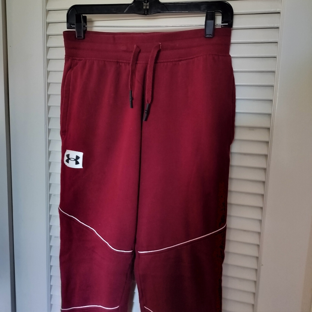 Under Armour Women's Medium Joggers Burgandy